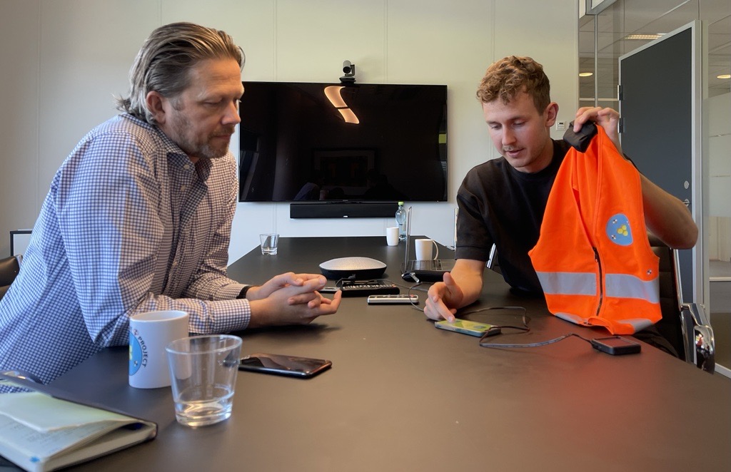 Christian Johannesen viser Harald Østerberg produktet de har utviklet for å hjelpe barnehager. 